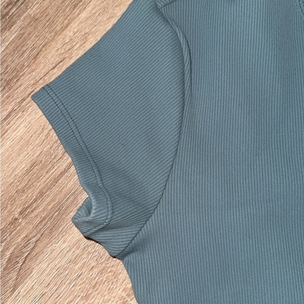 Alo Yoga Ribbed Cropped Short Sleeved Blue Splash Top T-Shirt - Picture 2 of 7